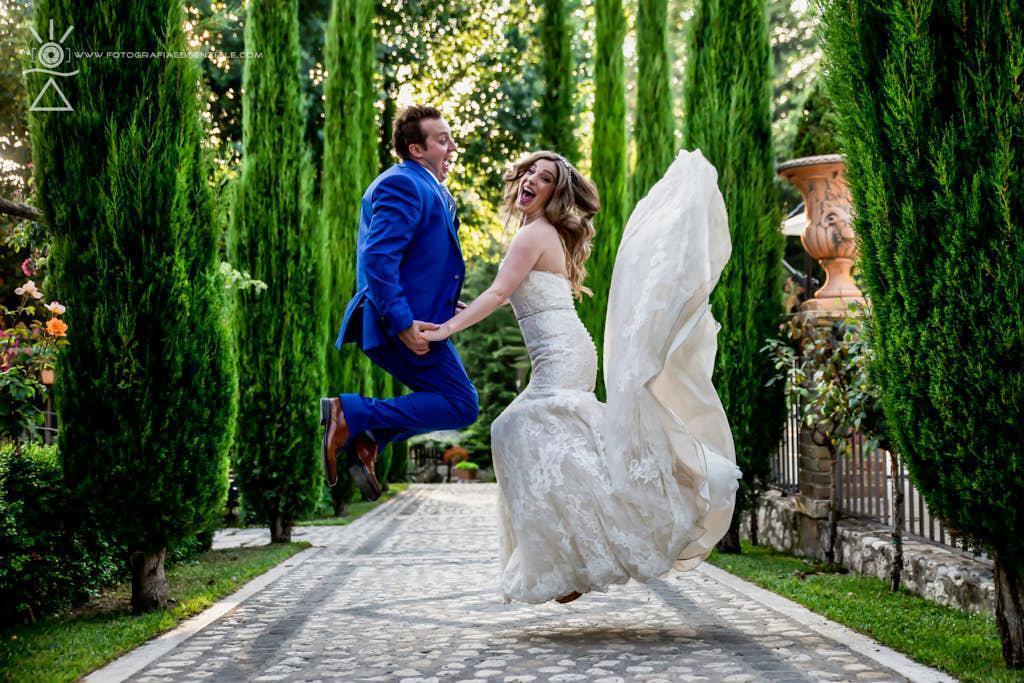 An amazing couple flying up during their wedding in Abruzzo