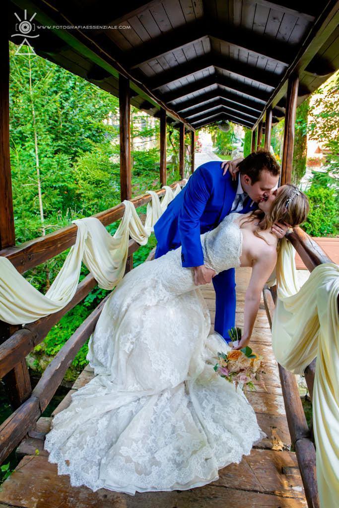 An amazing kiss on the bridge with bride and groom